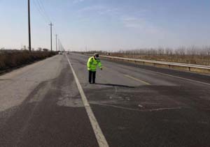 濱海新區(qū)民警深入查找在道路渠化、交通設(shè)施、交通標(biāo)志等方面是否存在隱患？