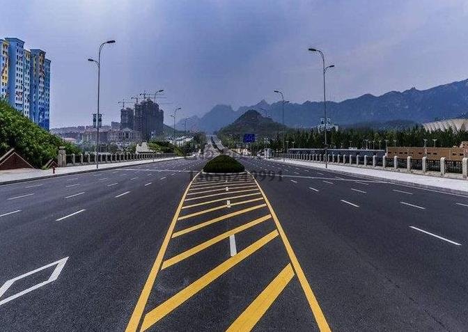 鎮(zhèn)江道路劃線，鎮(zhèn)江道路劃線施工單位？飛揚(yáng)市政專業(yè)可靠！