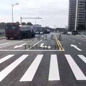什么原因公路上的道路劃線一般都帶有反光膜？