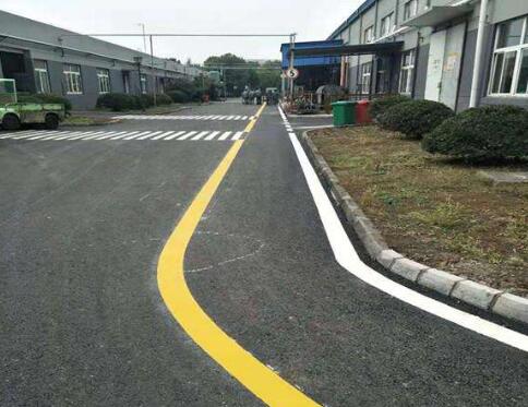 廠區(qū)道路劃線作用是什么，廠區(qū)道路劃線找誰(shuí)？飛揚(yáng)市政口碑好