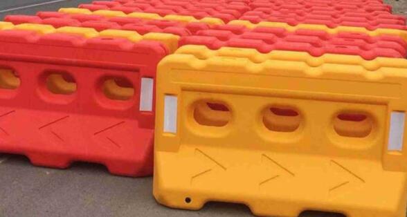 蘇州道路劃線分析：水馬應(yīng)該加多少水，水馬在裝水的要求標(biāo)準(zhǔn)?